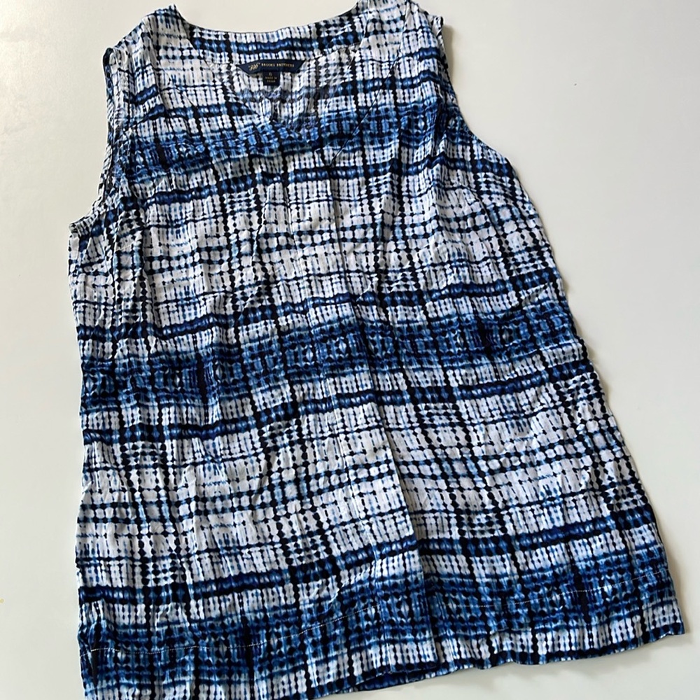 Brooks Brothers  Size 6 Lightweight Sleeveless Button Top Tie-Dye Pattern